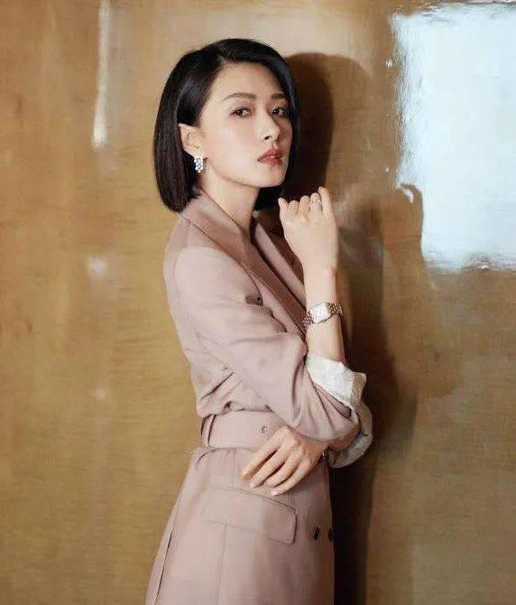 娱乐圈头条 万茜自爆一年潜七次